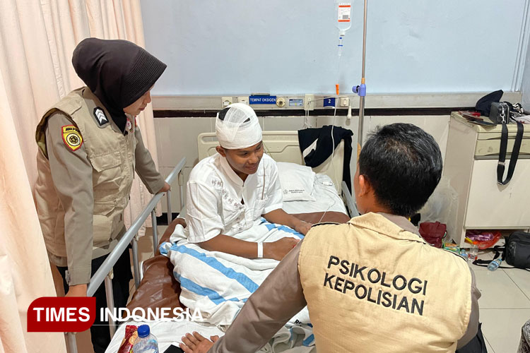 Kepolisian Daerah Jawa Timur bersama Polresta Sidoarjo memberikan layanan trauma healing bagi para korban dan keluarga korban runtuhnya bangunan musala Pondok Pesantren (Ponpes) Al-Khoziny, Buduran, Sidoarjo. (Foto: Rudi Mulya/TIMES Indonesia)