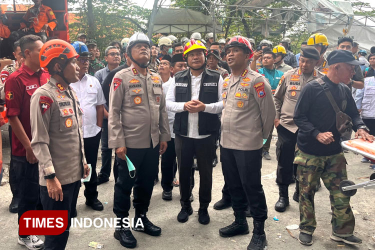 Kapolda Jatim Irjen Pol Nanang Avianto saat meninjau lokasi ambruknya bangunan Ponpes Al-Khoziny Sidoarjo, Selasa (30/9/2025). (FOTO: Syaiful Bahri/TIMES Indonesia)