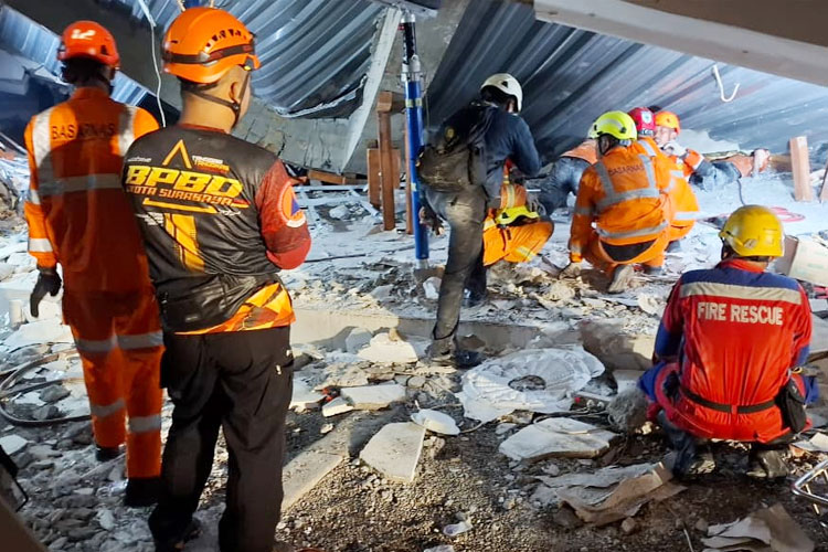 Tragedi Ponpes Al Khoziny Sidoarjo, Pemkot Surabaya Kirim Tim Penyelamatan dan Alat Evakuasi Korban
