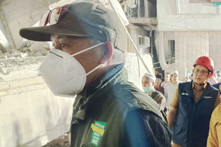 mengevakuasi-korban-ambruknya-musala-Pondok-Pesantren-2.jpg