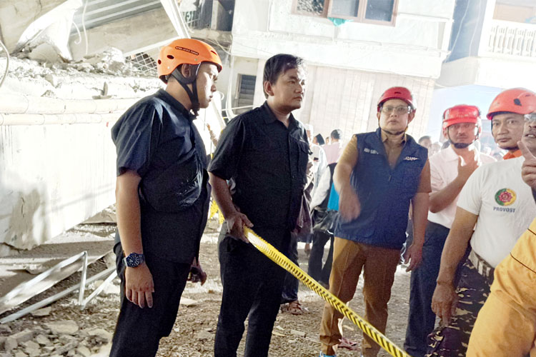 Sekretaris Daerah Provinsi Jawa Timur (Sekdaprov Jatim),  Adhy Karyono sejak Senin (29/9/2025) malam terus memantau langsung tim gabungan untuk mengevakuasi korban ambruknya musala Pondok Pesantren (Ponpes) Al Khoziny, Buduran, Sidoarjo