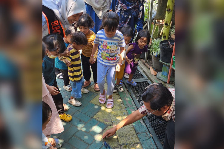 Anak-anak bersama Bunda PAUD Kelurahan Ketabang saat mengunjungi Kampung Wisata Ondomohen, Senin (29/9/2025). (FOTO: Dok.Bunda PAUD)
