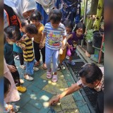 Tumbuhkan Cinta Lingkungan, Bunda PAUD Ajak Anak Belajar di Oase Ondomohen