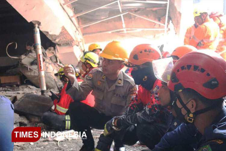 Muncul Retakan, Tim SAR Ekstra Hati-hati Evakuasi Korban Ponpes Al Khoziny