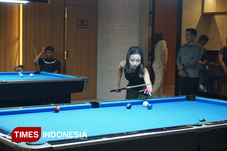 Peserta turnamen olahraga billiar di Aston Gresik Hotel & Conference Center. (Foto: Akmal/TIMES Indonesia)