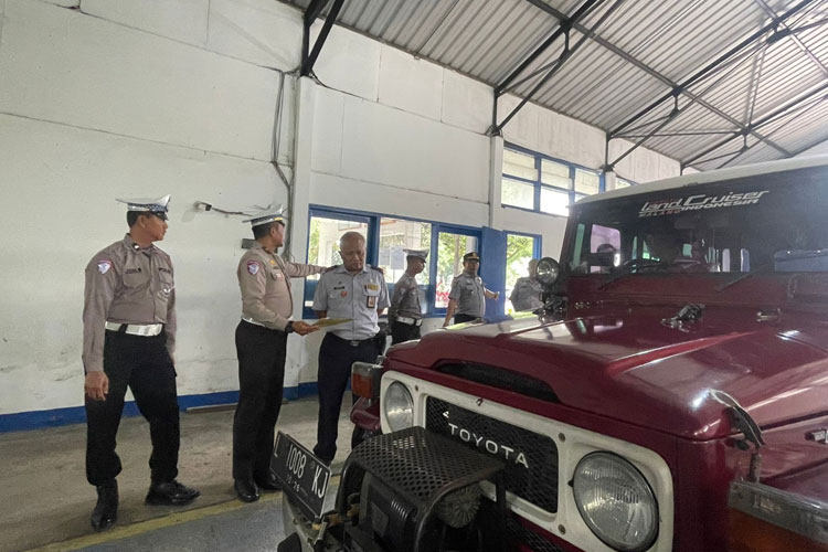 Dishub Kabupaten Malang dan jajaran Satlantas Polres Malang, saat pemeriksaan teknis ramp check jeep wisata Bromo, Selasa (30/9/2025). (Foto: Polres Malang)
