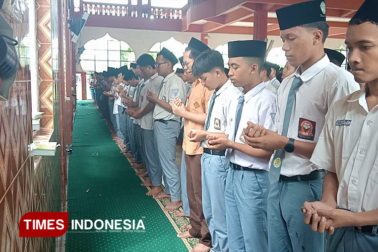Ratusan santri Darul Ulum Jombang saat melaksanakan sholat ghoib untuk korban Pondok Pesantren Al Khoziny, Buduran, Sidoarjo, roboh pada Senin (29/9/2025) sore. (FOTO: Rohmadi/TIMES Indonesia)