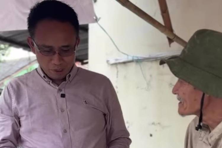 Ketua Baznas Majalengka Borong Dagangan Lansia, Beri Modal Rp1 Juta