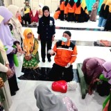 Belajar Siaga Bencana dari Tim SRPB Jatim, Fatayat NU Mojokerto Latihan Pertolongan Darurat