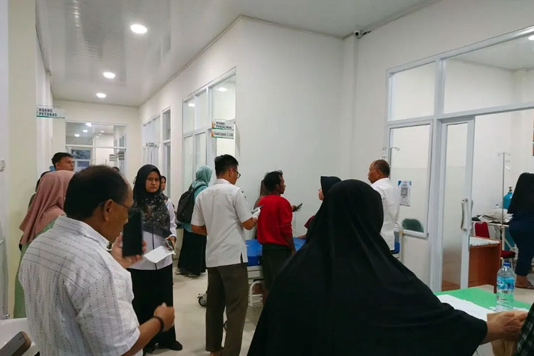 Kepala Dinas Kesehatan Agam Hendri Rusdian sedang membesuk korban diduga keracunan MBG di Puskesmas Manggopoh, Rabu (1/10/2025). (FOTO: ANTARA/Yusrizal)