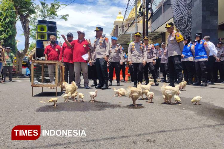Demo Lepas Ayam, Peternak Lamongan Gugat Regulasi dan Sidak Gelap