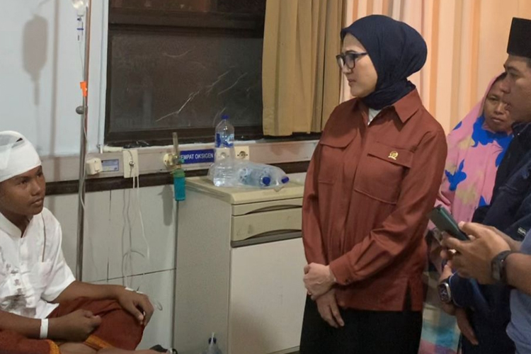 Lita Machfud Arifin Jenguk Korban Musibah Ponpes Al-Khoziny, Pastikan Pendidikan Anak Terdampak Terjamin
