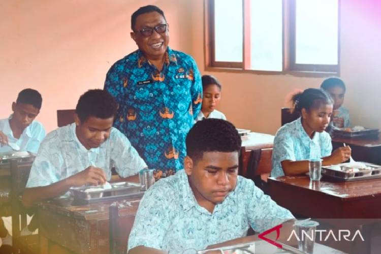 Plt Sekda Biak Numfor Harap Program MBG bagi 995 Siswa Berjalan Optimal
