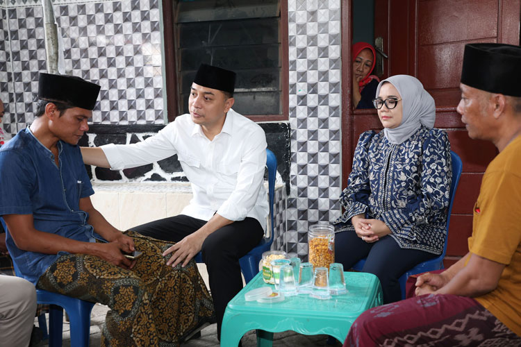 Momen Haru Wali Kota Eri Cahyadi Takziah ke Korban Reruntuhan Ponpes Al-Khoziny