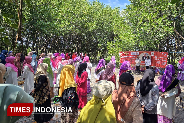 Pakai Kebaya, Ratusan Perempuan Inklusi Gresik Upacara Hari Kesaktian Pancasila di Hutan Mangrove