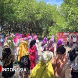 Pakai Kebaya, Ratusan Perempuan Inklusi Gresik Upacara Hari Kesaktian Pancasila di Hutan Mangrove