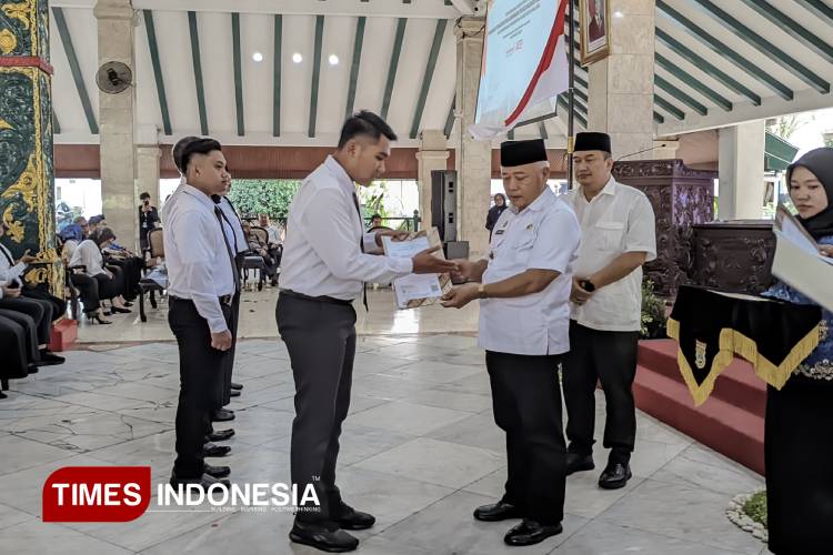 Bupati Sanusi Angkat Ribuan PPPK, Tekankan Bekerja dengan Integritas dan Tidak Sok Pamer