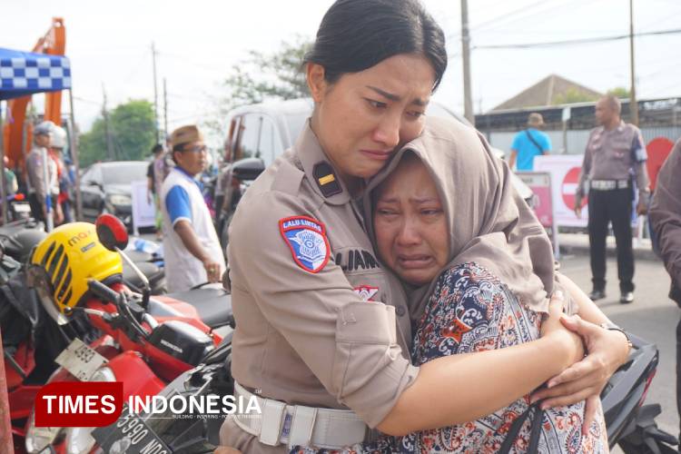 Sentuhan Polwan Polresta Sidoarjo di Tengah Duka Keluarga Wali Santri Ponpes Al Khoziny
