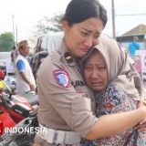 Sentuhan Polwan Polresta Sidoarjo di Tengah Duka Keluarga Wali Santri Ponpes Al Khoziny