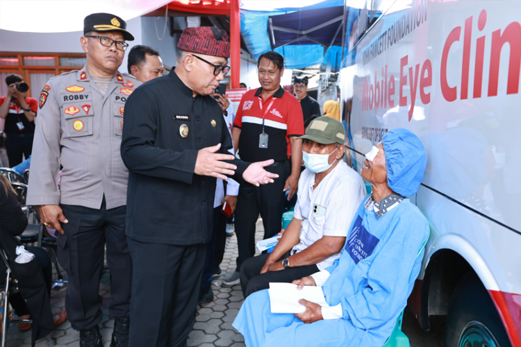 Ratusan Warga Antusias Ikuti Operasi Katarak Gratis di Banyuwangi