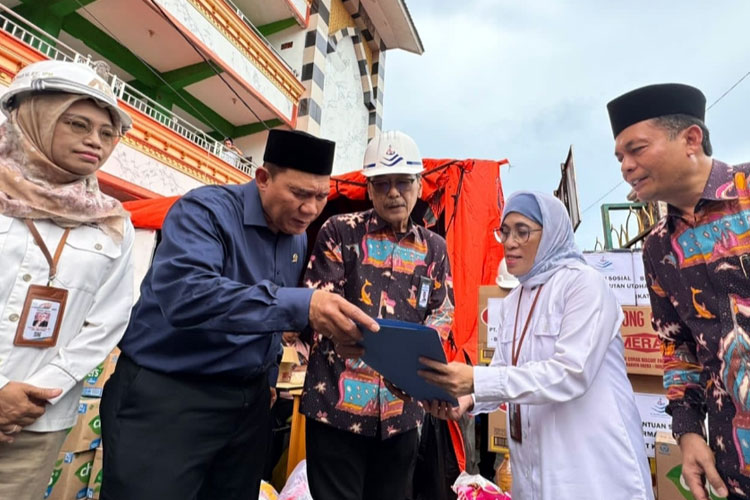 Ir. H. Bambang Haryo Soekartono (BHS), bersama PT Dharma Lautan Utama (DLU) saat menerima penjelasan dari Kadinsos Jatim Restu Novi Widiani (Foto: BHS)