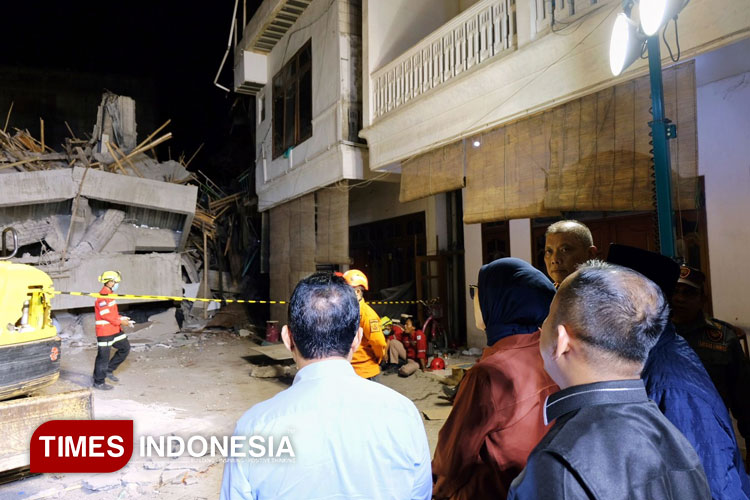 Basarnas-berhasil-melakukan-evakuasi-terhadap-7-korban-reruntuhan-a.jpg