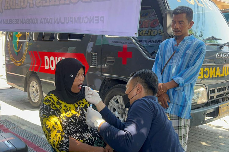 Bid Dokkes Polda Jatim, mulai melakukan pengumpulan sampel DNA dari keluarga korban yang masih belum ditemukan di dalam reruntuhan bangunan Pondok Pesantren Al Khoziny, Buduran, Sidoarjo. (FOTO: Humas polresta sidoarjo)