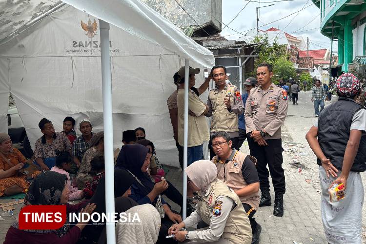 Biro SDM Polda Jatim melakukan pendampingan trauma healing kepada keluarga korban dan penyintas Ponpes Al- Khoziny Sidoarjo, Kamis (2/10/2025). (Foto: Hamida Soetadji/TIMES Indonesia)