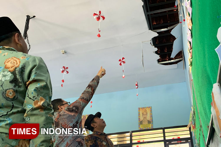 Bupati Bondowoso Abd Hamid Wahid saat meninjau langsung sekolah rusak akibat gempa (FOTO: Moh Bahri/TIMES Indonesia)