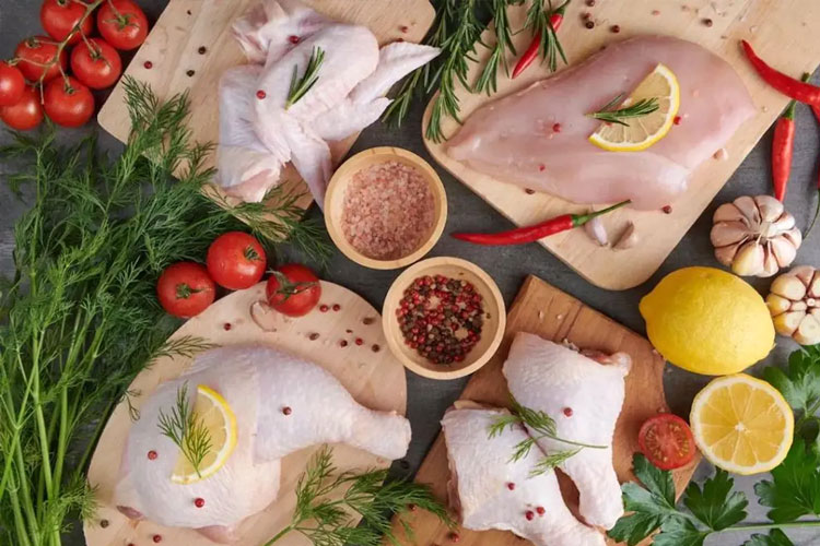Ilustrasi - Daging Ayam Siap Masak (FOTO: freepik.com/jcomp)