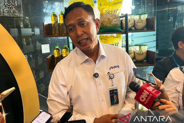 Arsip foto - Direktur Utama Perum Bulog Ahmad Rizal Ramdhani menjawab pertanyaan awak media ditemui di Kantor Perum Bulog Jakarta, Selasa (2/9/2025). (FOTO: ANTARA/Harianto)