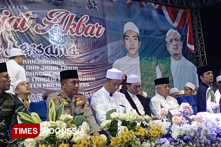 Bupati Malang H. Sanusi dan pejabat lainnya, bersama para kiai dan tokoh, dalam doa bersama dan munajat memeringati 3 tahun Tragedi Kanjuruhan, di lapangan luar Stadion Kanjuruhan Malang, Rabu (1/10/2025) malam. (Foto: Amin/TIMES Indonesia)
