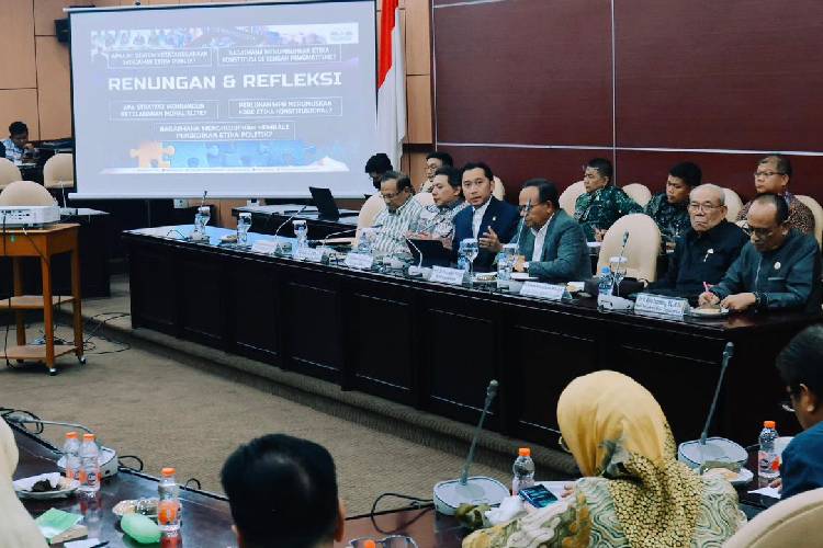 Wakil Ketua MPR RI sekaligus Koordinator Bidang Pengkajian, Edhie Baskoro Yudhoyono (Ibas) saat Rapat Pleno Komisi Kajian Ketatanegaraan (K3) MPR RI di Gedung Nusantara V, Rabu (1/10/2025).