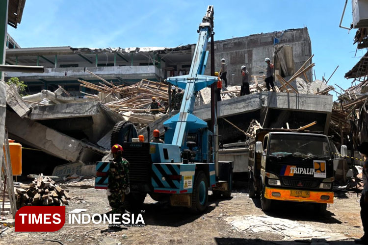 Evakuasi korban menggunakan alat berat di Ponpes Al-Khoziny Buduran Sidoarjo (FOTO: Syaiful Bahri/TIMES Indonesia)
