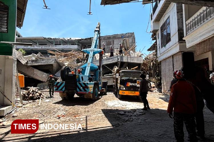 Evakuasi reruntuhan bangunan Ponpes Al-Khoziny dengan menggunakan crane. (FOTO: Syaiful Bahri/TIMES Indonesia)