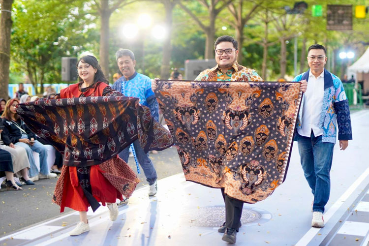 Bupati Kediri Hanindhito Himawan Pramana di ajang Kediri Fashion Batik Festival tahun lalu (FOTO; dok Pemkab Kediri)