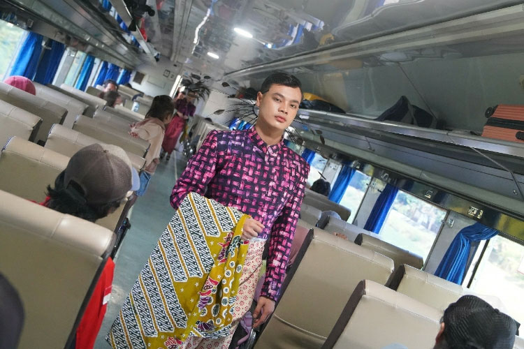 Fashion-Batik-on-the-Train-and-Station-a.jpg