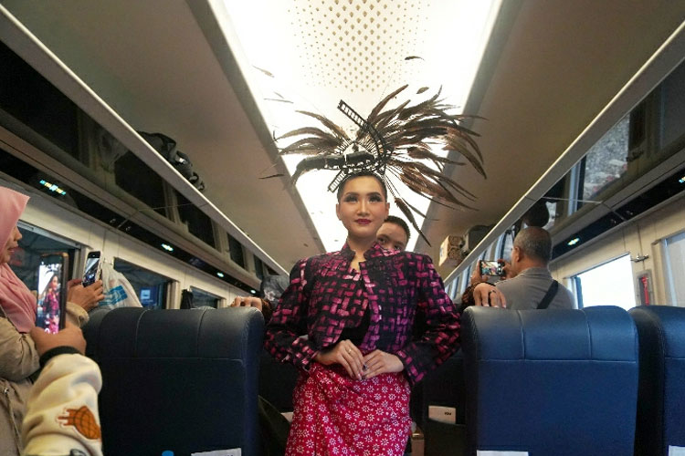 Seorang model dalam “Fashion Batik on the Train and Station” (Foto : dok PT KAI DAOP 7 Madiun)