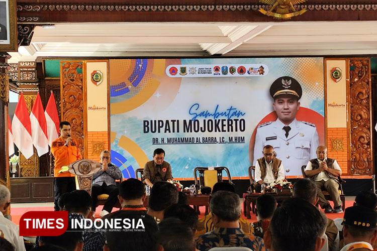 Deretan narasumber dalam Disaster Leadership Forum PRB 2025 di Graha Majatama, Pemkab Mojokerto, Kamis (2/10/2025). (Foto: Theo/TIMES Indonesia)