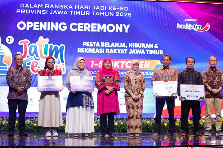 Gubernur Khofifah saat membuka Jatim Fest 2025 di Exhibition Hall Grand City Convex Surabaya, Rabu (1/10/2025). (FOTO: Dok.Humas Pemprov Jatim)