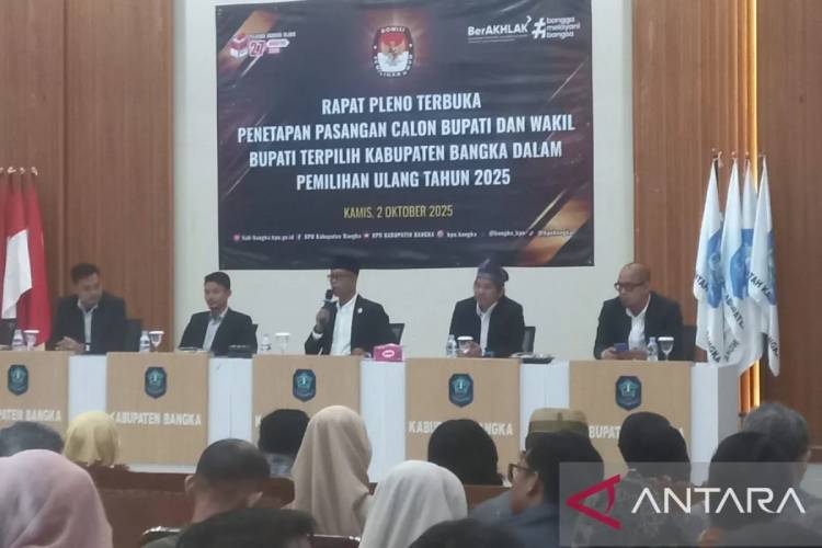 Ketua KPU Bangka Sinarto (Tengah) membuka rapat pleno terbuka penetapan Bupati dan Wakil Bupati Bangka periode 2025-2030 hasil Pilkada Ulang 2025, di Sungailiat Kamis (2/10/2025). (FOTO: ANTARA/Kasmono)