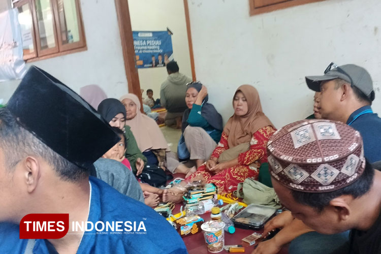 Keluarga dari M. Ali Sirodjudin, korban ambruknya bangunan Pondok Pesantren Al-Khoziny yang masih setia menunggu kabar. (FOTO: Luluk Listiani/TIMES Indonesia)