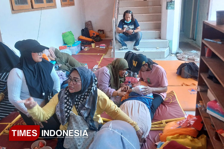 Keluarga santri Ponpes Al khoziny tak kuasa menahan sedih saat masa Golden Tim 72 Jam akan Berakhir (Foto: Rudi/TIMES Indonesia)