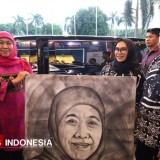 Lukisan Berbahan Arang Karya Eks ODGJ Bondowoso Diapresiasi Gubernur Khofifah