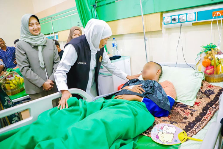 Gubernur Jawa Timur Khofifah Indar Parawansa menjenguk para santri yang selamat dari musibah ambruknya mushala Pondok Pesantren Al Khoziny, Buduran, Sidoarjo. (FOTO: Istimewa)