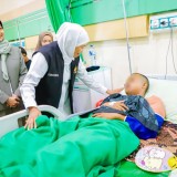 Gubernur Khofifah Beri Semangat dan Do'akan Kesembuhan Pasien Musibah Ponpes Al Khoziny