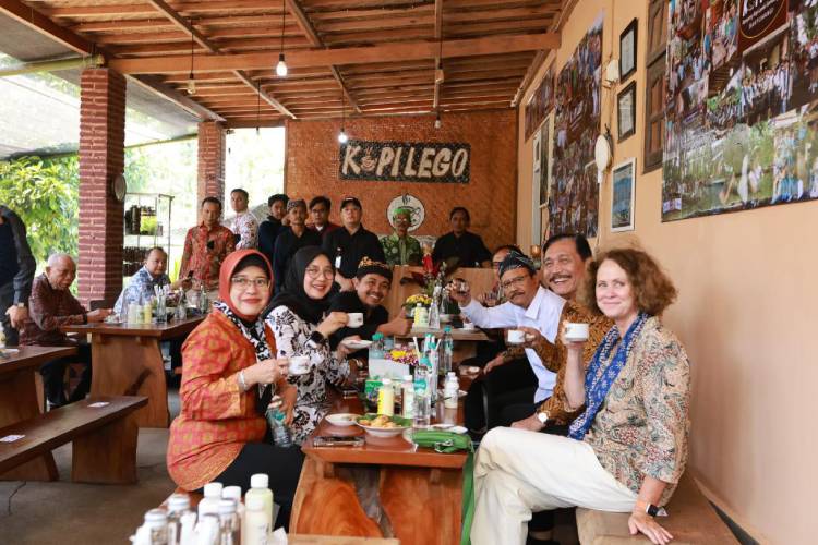 Momen ketika Mensos, Luhut dan Bupati Banyuwangi ngopi bareng di Kampung Kopi Gombengsari Banyuwangi. (Foto : Pemkab Banyuwangi For TIMES Indonesia)