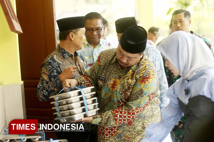 Bupati Jombang, Warsubi saat meninjau program MBG di SMP Negeri 1 Sumobito, Kamis (2/10/2025). (FOTO: Pemkab Jombang for TIMES Indonesia)