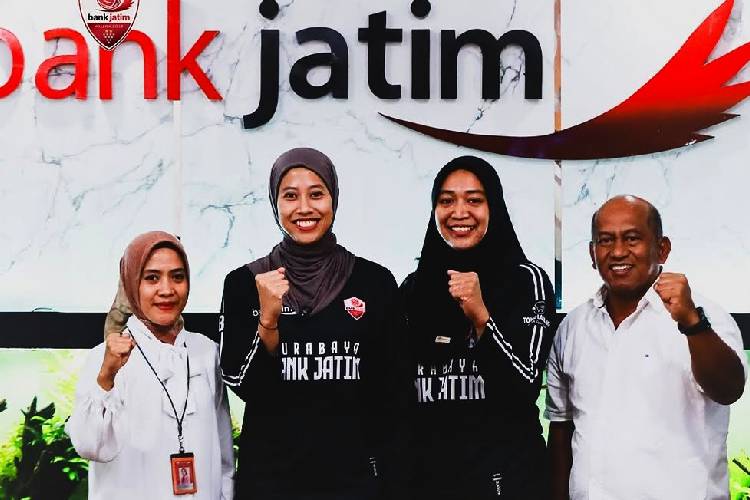Megawati Hangestri didampingi Manajer tim voli Bank Jatim Johanes Kunto dan Rianita Panirwan saat memberikan keterangan pers tentang keikutsertaannya di final four Livoli Divisi Utama 2025. (Foto: Bank Jatim)