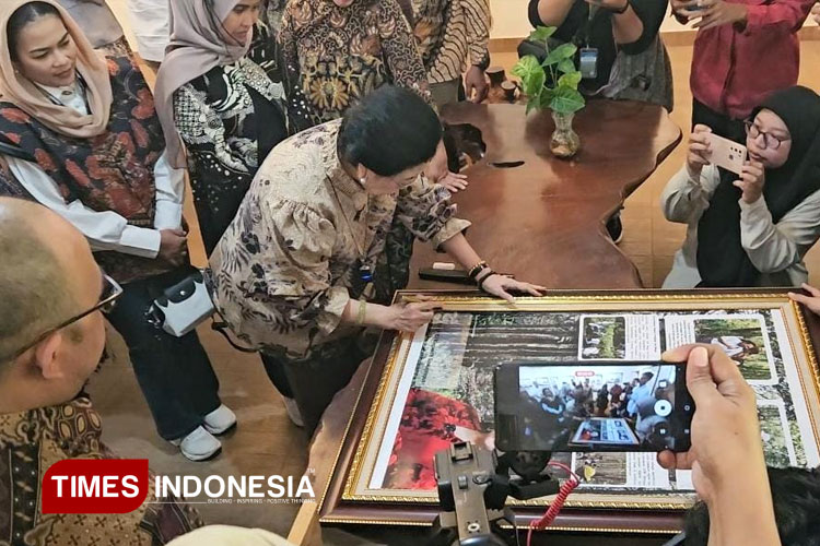 Megawati Soekarnoputri ketika berkunjung di museum hutan Wanagama UGM Gunungkidul Yogyakarta. (FOTO: A.Riyadi/TIMES Indonesia)